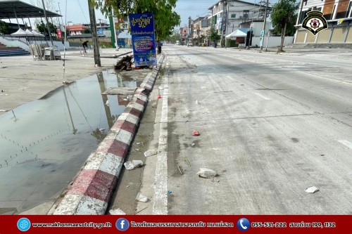 ดับเพลิงนครแม่สอด ฉีดล้างทำความสะอาดถนน บริเวณจุดจัดให้เล่นน้ำสงกรานต์ (Zoning) ถนนยอดข้าว