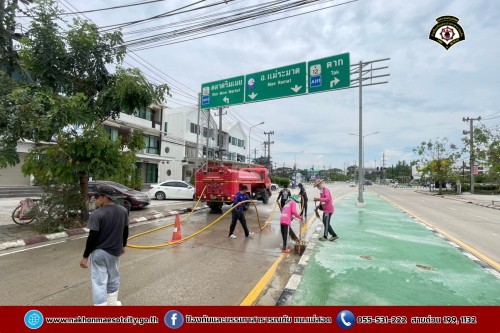 ดับเพลิงนครแม่สอด ฉีดล้างทำความสะอาดถนน บริเวณจุดจัดให้เล่นน้ำสงกรานต์ (Zoning) ถนนยอดข้าว