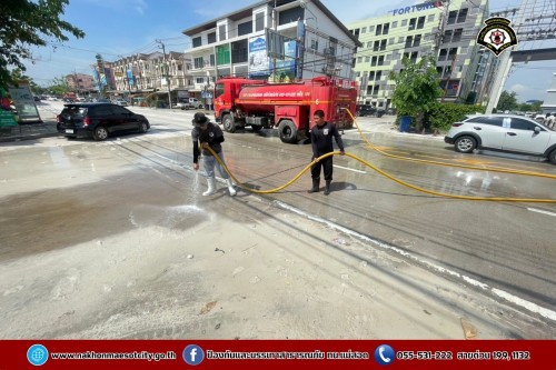 ดับเพลิงนครแม่สอด ฉีดล้างทำความสะอาดถนน บริเวณจุดจัดให้เล่นน้ำสงกรานต์ (Zoning) ถนนยอดข้าว