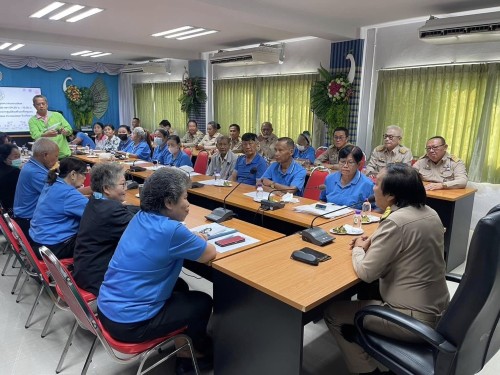 เข้าร่วมการประชุมกับกลุ่มชมรมผู้สูงอายุเทศบาลนครแม่สอด ณ ห้องประชุมนพรัตน์ เทศบาลนครแม่สอด