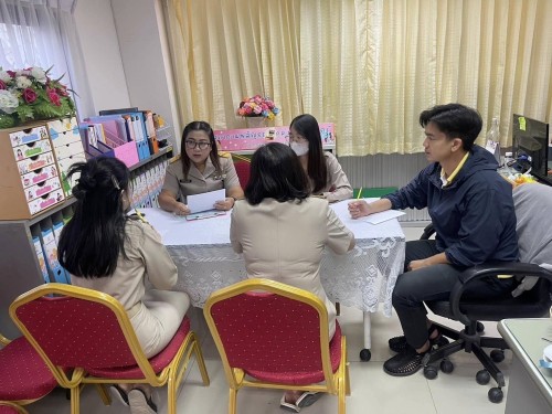 ประชุมเรื่องการจัดเตรียมงาน โครงการฝึกอาชีพให้ความรู้ชุมชนในเขตเทศบาลนครแม่สอด