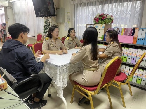 ประชุมเรื่องการจัดเตรียมงาน โครงการฝึกอาชีพให้ความรู้ชุมชนในเขตเทศบาลนครแม่สอด