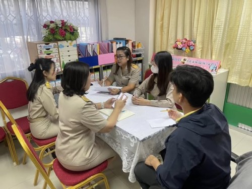 ประชุมเรื่องการจัดเตรียมงาน โครงการฝึกอาชีพให้ความรู้ชุมชนในเขตเทศบาลนครแม่สอด