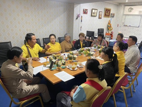 เชิญประธานชุมชนจำนวน 10 ชุมชนเข้าร่วมประชุม เพื่อพบปะพูดคุยปรึกษาหารือภารกิจชุมชน ณ กองสวัสดิการสังคม เทศบาลนครแม่สอด