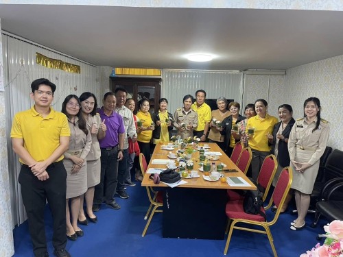 เชิญประธานชุมชนจำนวน 10 ชุมชนเข้าร่วมประชุม เพื่อพบปะพูดคุยปรึกษาหารือภารกิจชุมชน ณ กองสวัสดิการสังคม เทศบาลนครแม่สอด