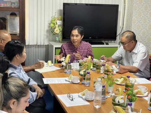 เชิญประธานชุมชนจำนวน 10 ชุมชนเข้าร่วมประชุมเพื่อพบปะพูดคุยปรึกษาหารือภารกิจชุมชน ณ กองสวัสดิการสังคม เทศบาลนครแม่สอด