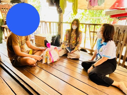 ลงพื้นที่มอบเครื่องอุปโภค-บริโภคให้แก่บุคคลผู้มีรายได้น้อยในเขตพื้นที่เทศบาลนครแม่สอด 