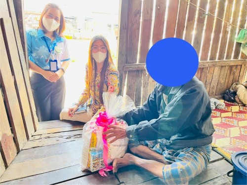 ลงพื้นที่มอบเครื่องอุปโภค-บริโภคให้แก่บุคคลผู้มีรายได้น้อยในเขตพื้นที่เทศบาลนครแม่สอด 