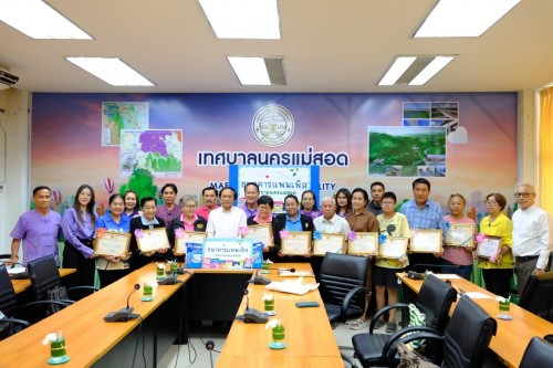 อบเกียรติบัตรเพื่อเชิดชูเกียรติให้กับบุคคลผู้มีจิตอาสาทำคุณประโยชน์ให้แก่สังคมฯ ที่ร่วมสนับสนุน “กิจกรรมธนาคารแพมเพิส” จำนวน 13 ราย