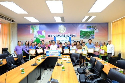 อบเกียรติบัตรเพื่อเชิดชูเกียรติให้กับบุคคลผู้มีจิตอาสาทำคุณประโยชน์ให้แก่สังคมฯ ที่ร่วมสนับสนุน “กิจกรรมธนาคารแพมเพิส” จำนวน 13 ราย