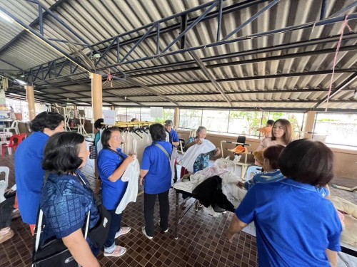 เข้าร่วมกิจกรรมการประชุมประจำเดือนของผู้สูงอายุชุมชนสักทอง และออกบูธกิจกรรม “ตลาดนัดปันสุข” 