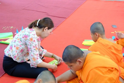 เข้าร่วมกิจกรรมสอนเณรในค่ายฤดูร้อนการทำตุงไส้หมู ณ วัดโพธิคุณ ตำบลแม่ปะ อำเภอแม่สอด จังหวัดตาก
