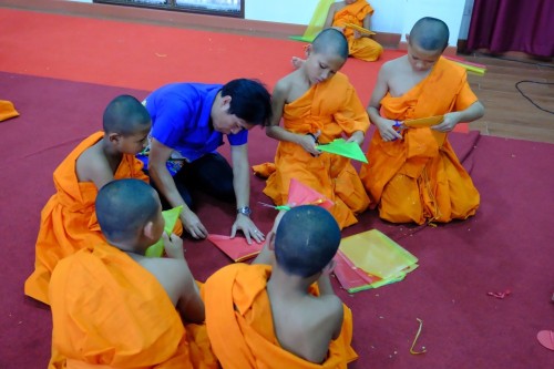 เข้าร่วมกิจกรรมสอนเณรในค่ายฤดูร้อนการทำตุงไส้หมู ณ วัดโพธิคุณ ตำบลแม่ปะ อำเภอแม่สอด จังหวัดตาก