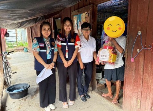 ลงพื้นที่มอบ “ถุงบวร” เครื่องอุปโภค-บริโภคให้แก่บุคคลผู้มีรายได้น้อยในเขตพื้นที่เทศบาลนครแม่สอด