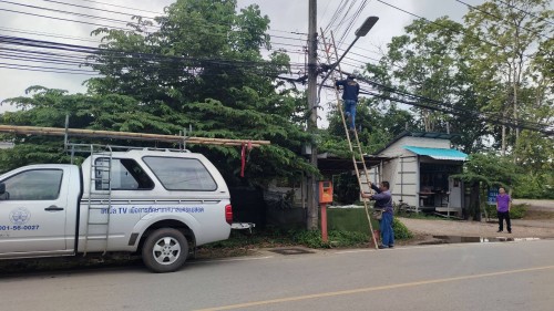 เจ้าหน้าที่กองยุทธศาสตร์และงบประมาณ ดำเนินการตามคำร้อง ขอซ่อมแซมเคเบิ้ลทีวี ชุมชนร่วมแรง และชุมชนสองแคว 2 
