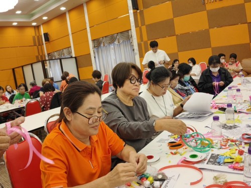 ปราชญ์ชาวบ้าน คุณปวรรัตน์ ฝ่ายคำตา พับเหรียญโปรยทาน