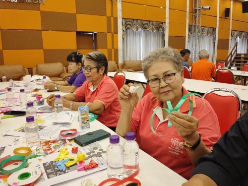 ปราชญ์ชาวบ้าน คุณปวรรัตน์ ฝ่ายคำตา พับเหรียญโปรยทาน