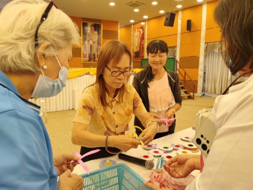 ปราชญ์ชาวบ้าน คุณปวรรัตน์ ฝ่ายคำตา พับเหรียญโปรยทาน