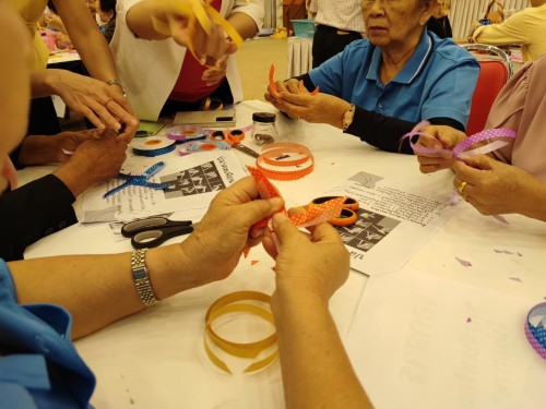 ปราชญ์ชาวบ้าน คุณปวรรัตน์ ฝ่ายคำตา พับเหรียญโปรยทาน