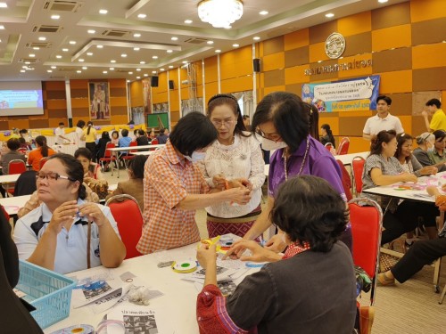 ปราชญ์ชาวบ้าน คุณปวรรัตน์ ฝ่ายคำตา พับเหรียญโปรยทาน