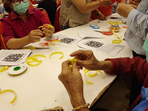 ปราชญ์ชาวบ้าน คุณปวรรัตน์ ฝ่ายคำตา พับเหรียญโปรยทาน