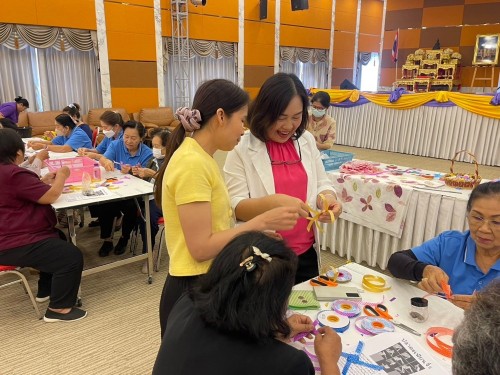 ปราชญ์ชาวบ้าน คุณปวรรัตน์ ฝ่ายคำตา พับเหรียญโปรยทาน