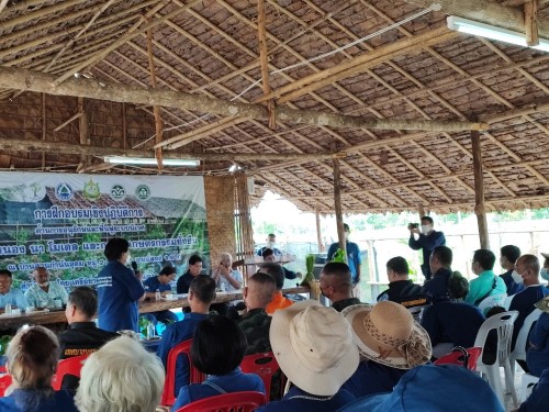 ปราชญ์ชาวบ้าน คุณอัมพร แสงราช ผู้สูงอายุชุมชนสองแคว1 ปราชญ์เรื่อง สานใบมะพร้าว และจัดทำตุง