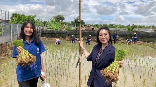 ปราชญ์ชาวบ้าน คุณอัมพร แสงราช ผู้สูงอายุชุมชนสองแคว1 ปราชญ์เรื่อง สานใบมะพร้าว และจัดทำตุง