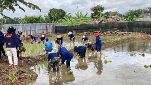 ปราชญ์ชาวบ้าน คุณอัมพร แสงราช ผู้สูงอายุชุมชนสองแคว1 ปราชญ์เรื่อง สานใบมะพร้าว และจัดทำตุง