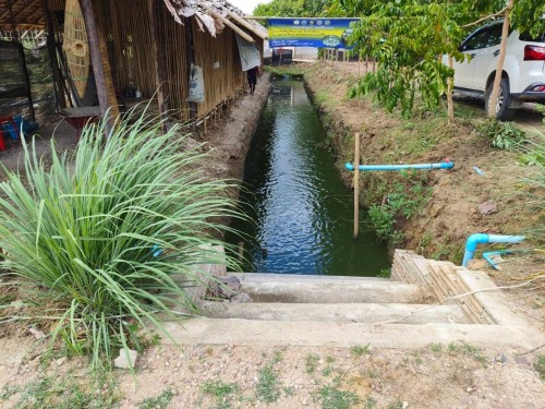 ปราชญ์ชาวบ้าน คุณอัมพร แสงราช ผู้สูงอายุชุมชนสองแคว1 ปราชญ์เรื่อง สานใบมะพร้าว และจัดทำตุง