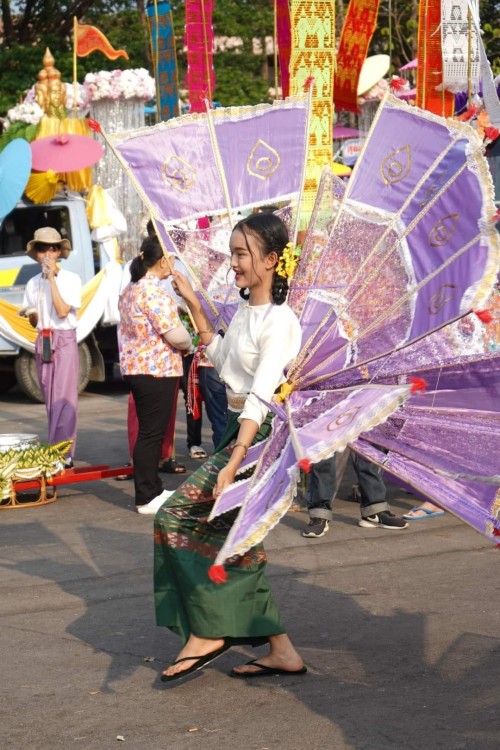 ร่ายระบำฟ้อนกิงกะหร่า