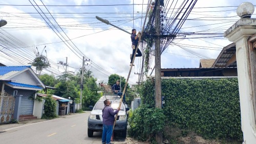 เจ้าหน้าที่กองยุทธศาสตร์และงบประมาณ ดำเนินการตามคำร้อง ขอซ่อมแซมเคเบิ้ลทีวี ชุมชนดอนไชย