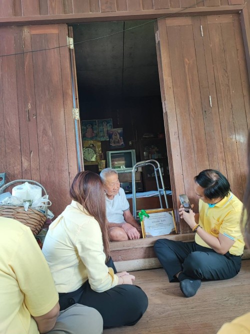 มอบเกียรติผู้สูงอายุ 100 ปี