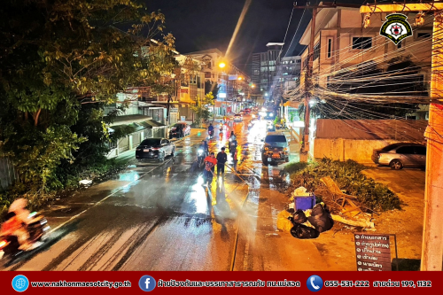 ดับเพลิงนครแม่สอด ฉีดล้างทำความสะอาดถนน บริเวณใกล้เคียงศรีสวัสดิ์ สาขาหน้าโรงพยาบาลแม่สอด ถนนแม่สอด-แม่ตาว