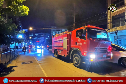 ดับเพลิงนครแม่สอด ฉีดล้างทำความสะอาดถนน บริเวณใกล้เคียงศรีสวัสดิ์ สาขาหน้าโรงพยาบาลแม่สอด ถนนแม่สอด-แม่ตาว