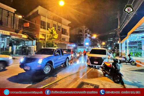 ดับเพลิงนครแม่สอด ฉีดล้างทำความสะอาดถนน บริเวณใกล้เคียงศรีสวัสดิ์ สาขาหน้าโรงพยาบาลแม่สอด ถนนแม่สอด-แม่ตาว