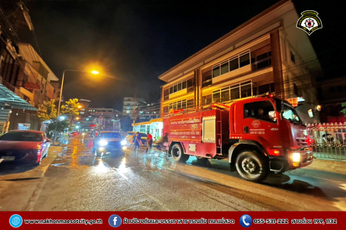 ดับเพลิงนครแม่สอด ฉีดล้างทำความสะอาดถนน บริเวณใกล้เคียงศรีสวัสดิ์ สาขาหน้าโรงพยาบาลแม่สอด ถนนแม่สอด-แม่ตาว