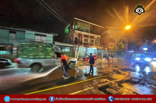 ดับเพลิงนครแม่สอด ฉีดล้างทำความสะอาดถนน บริเวณใกล้เคียงศรีสวัสดิ์ สาขาหน้าโรงพยาบาลแม่สอด ถนนแม่สอด-แม่ตาว