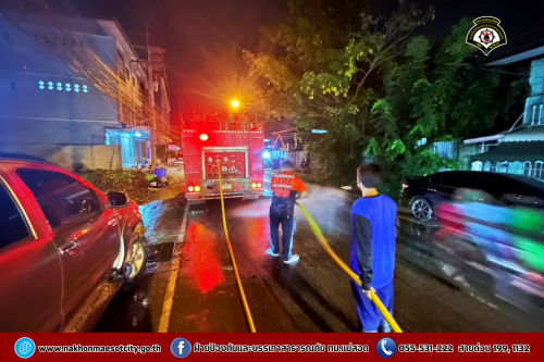 ดับเพลิงนครแม่สอด ฉีดล้างทำความสะอาดถนน บริเวณใกล้เคียงศรีสวัสดิ์ สาขาหน้าโรงพยาบาลแม่สอด ถนนแม่สอด-แม่ตาว