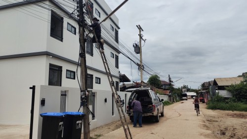 เจ้าหน้าที่กองยุทธศาสตร์และงบประมาณ ดำเนินการตามคำร้องติดตั้งเคเบิลทีวี ชุมชนสองเเควหนึ่ง