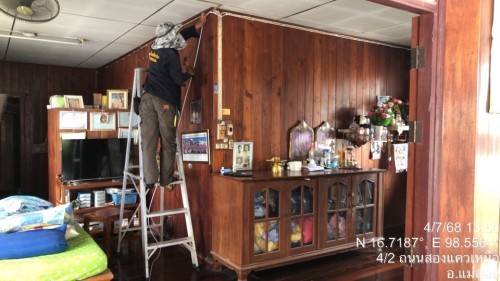 เจ้าหน้าที่กองยุทธศาสตร์และงบประมาณ ดำเนินการตามคำร้อง ขอซ่อมแซมเคเบิ้ลทีวี ชุมชนสองแควหนึ่ง