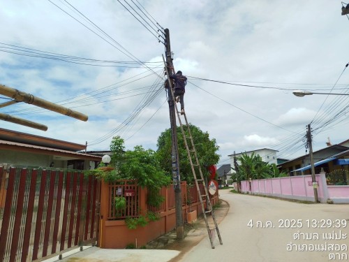 เจ้าหน้าที่กองยุทธศาสตร์และงบประมาณ ดำเนินการตามคำร้อง ขอซ่อมแซมเคเบิ้ลทีวี ชุมชนสองแควหนึ่ง