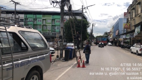 เจ้าหน้าที่กองยุทธศาสตร์และงบประมาณ ดำเนินการตามคำร้องขอซ่อมแชมเคเบิลทีวี ท่ารถแม่ระมาด ชุมชนชุมพลพัฒนา