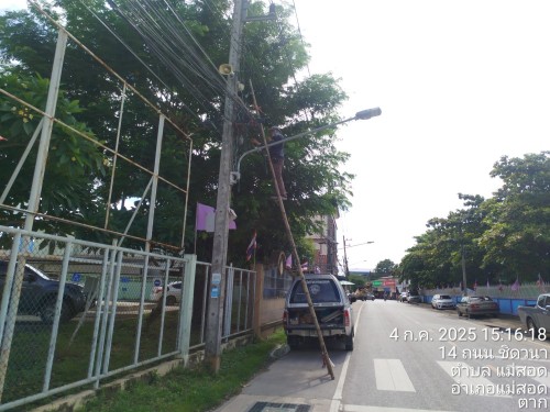 เจ้าหน้าที่กองยุทธศาสตร์และงบประมาณ ดำเนินการตามคำร้องขอซ่อมแชมเคเบิลทีวี ท่ารถแม่ระมาด ชุมชนชุมพลพัฒนา