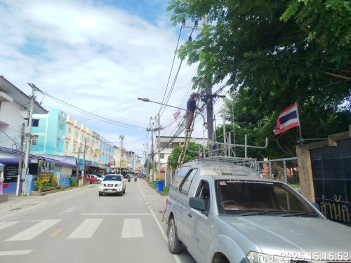 เจ้าหน้าที่กองยุทธศาสตร์และงบประมาณ ดำเนินการตามคำร้องขอซ่อมแชมเคเบิลทีวี ท่ารถแม่ระมาด ชุมชนชุมพลพัฒนา