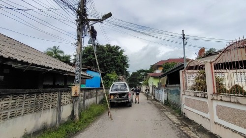 เจ้าหน้าที่กองยุทธศาสตร์และงบประมาณ ดำเนินการตามคำร้องขอซ่อมแชมเคเบิลทีวี  ชุมชนชุมพลพัฒนา