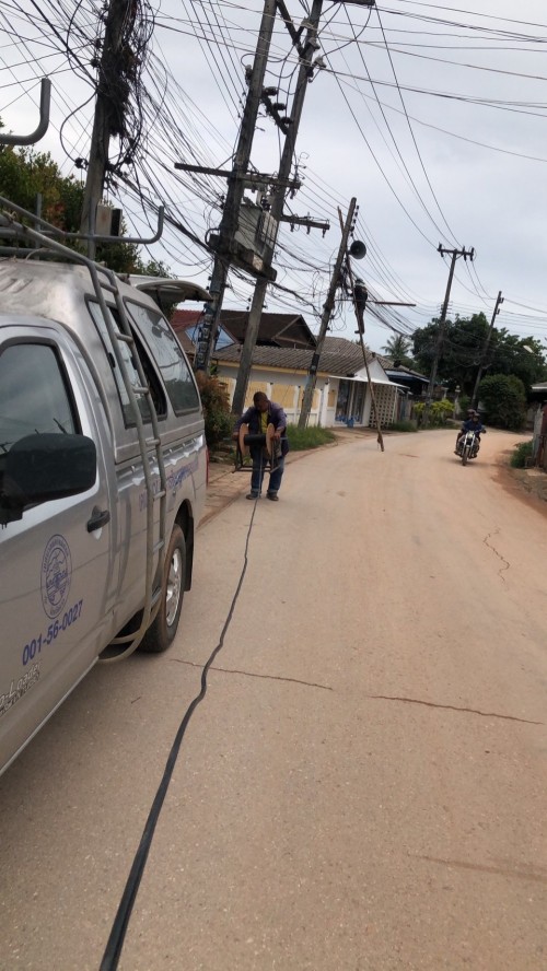 เจ้าหน้าที่กองยุทธศาสตร์และงบประมาณ ดำเนินการตามคำร้องขอซ่อมแซมเคเบิลทีวี ชุมชนสองแควหนึ่ง