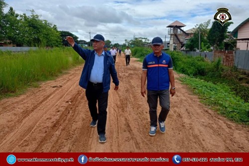 ดับเพลิงนครแม่สอด ร่วมเทศบาลนครแม่สอดกับหน่วยพัฒนาการเคลื่อนที่ 33 (นพค.33) ลงพื้นที่สำรวจเส้นทางระบายน้ำ