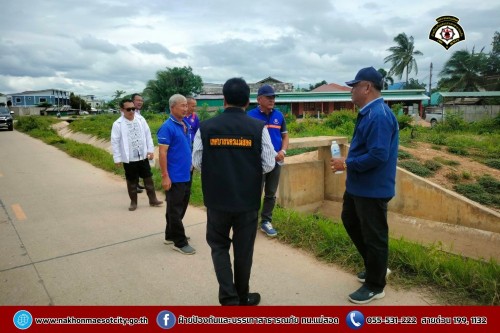 ดับเพลิงนครแม่สอด ร่วมเทศบาลนครแม่สอดกับหน่วยพัฒนาการเคลื่อนที่ 33 (นพค.33) ลงพื้นที่สำรวจเส้นทางระบายน้ำ