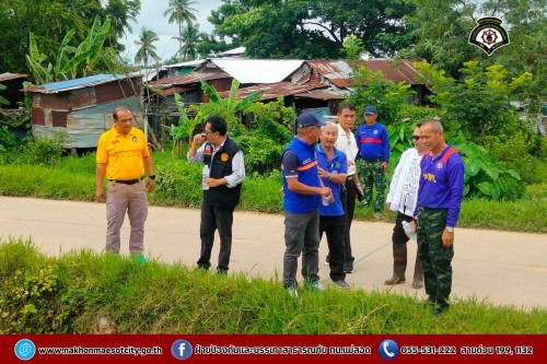 ดับเพลิงนครแม่สอด ร่วมเทศบาลนครแม่สอดกับหน่วยพัฒนาการเคลื่อนที่ 33 (นพค.33) ลงพื้นที่สำรวจเส้นทางระบายน้ำ